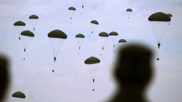 paratroopers-113395953.jpg 