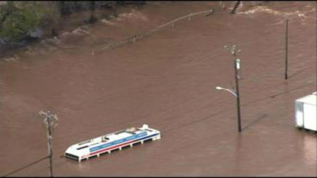 septa-bus-sinks-in-dramatic-flooding-in-manayunk1.jpg 