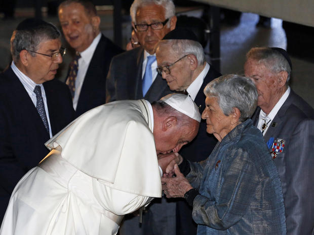 Pope Francis kisses the hand of Holocaust survivor Sonia Tunik-Geron during a ceremony in the Hall of Remembrance at the Yad Vashem Holocaust memorial in Jerusalem 