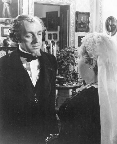 alec-guinness-irene-dunne-the-mudlark.jpg 