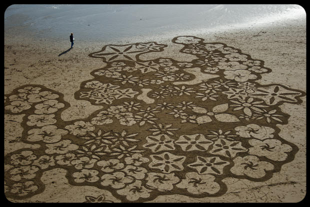 Sand artist uses beaches as his canvas 