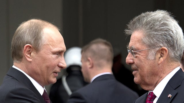 Austrian President Heinz Fischer (R) welcomes Russian President Vladimir Putin (L) at Hofburg Palace in Vienna 