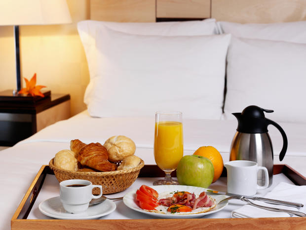breakfast hotel bed orange juice coffee 