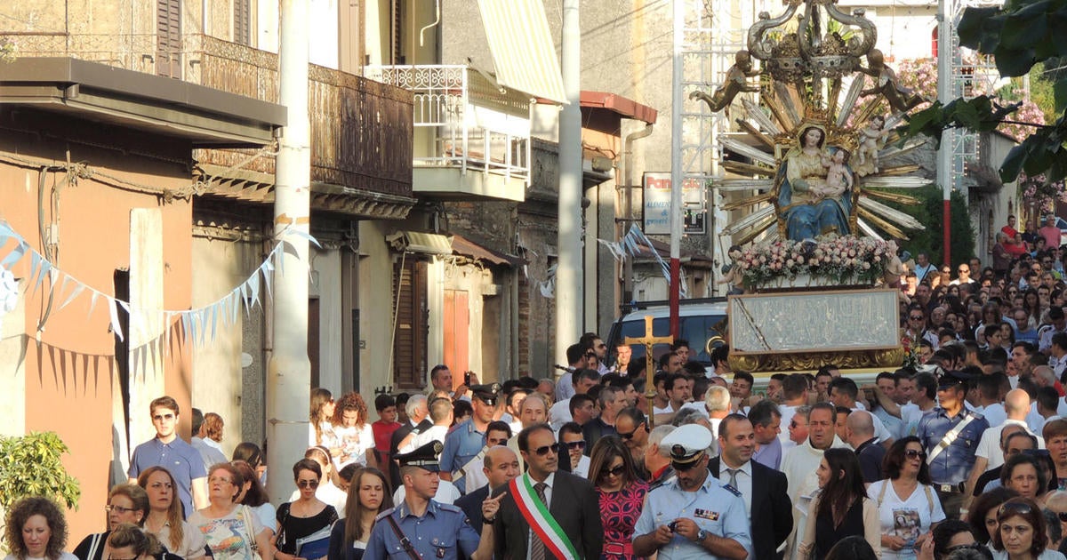 Church parade past Mafia home a challenge to Pope Francis - CBS News