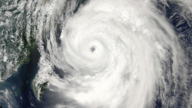 Typhoon sweeps into Japan 