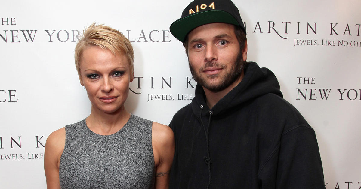 Drikke sig fuld ale Måge Pamela Anderson files for divorce from Rick Salomon - CBS News