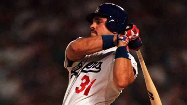 Los Angeles Dodgers' Mike Piazza hits a 455-foot h 