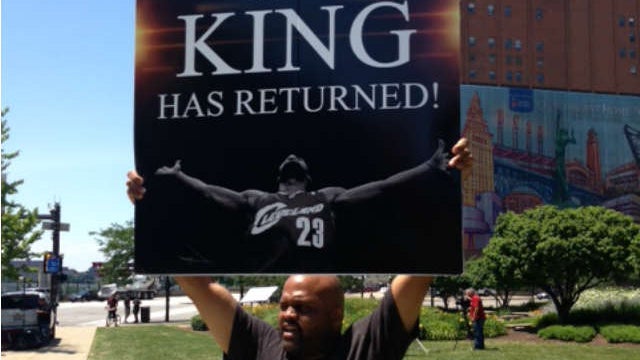 LeBron James heads back to Cleveland 