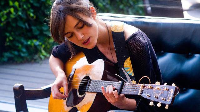 kjeira-knightley-begin-again-guitar.jpg 