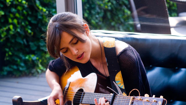 kjeira-knightley-begin-again-guitar.jpg 