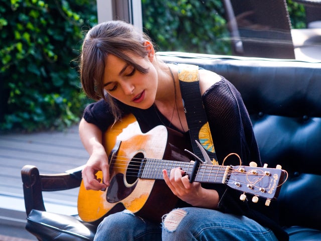 kjeira-knightley-begin-again-guitar.jpg 