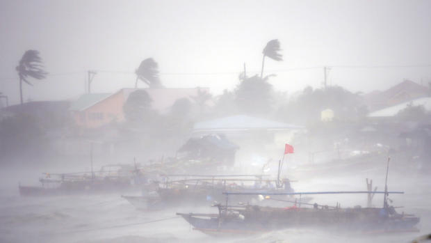 Typhoon zeroes in on the Philippines 