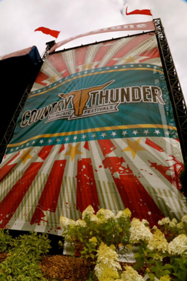 country-thunder-sign-0613.jpg 