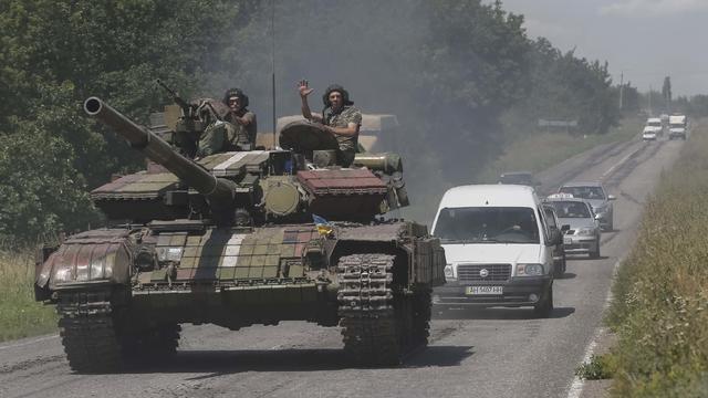 Ukrainian troops are pictured in front of cars in the eastern Ukrainian town of Konstantinovka 