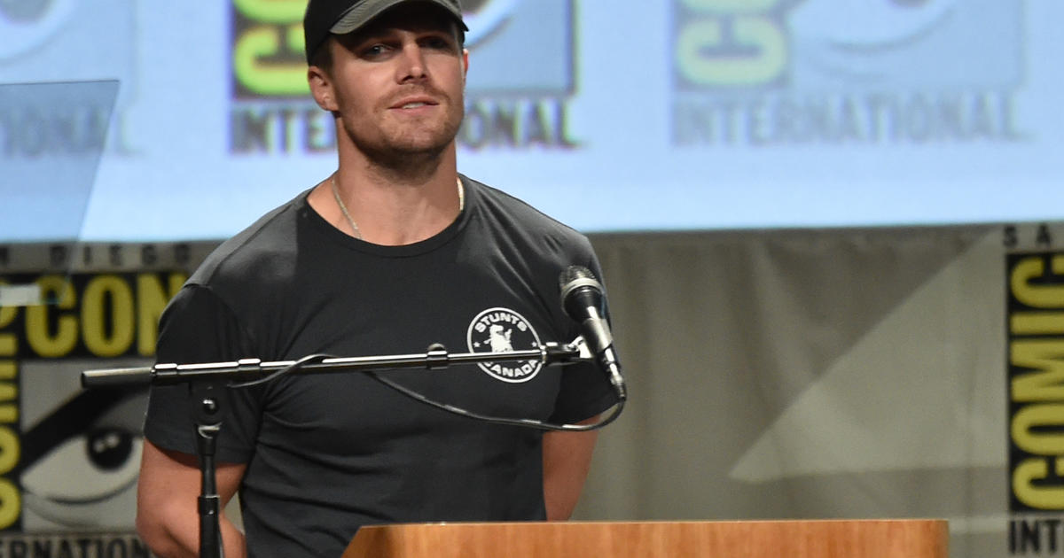 Stephen Amell Recites An Adorably Imperfect 'Arrow' Intro At ComicCon