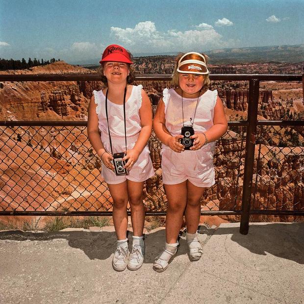 girls-in-matching-pink-at-sunset-point-bryce-canyon-national-park-ut-19801.jpg 