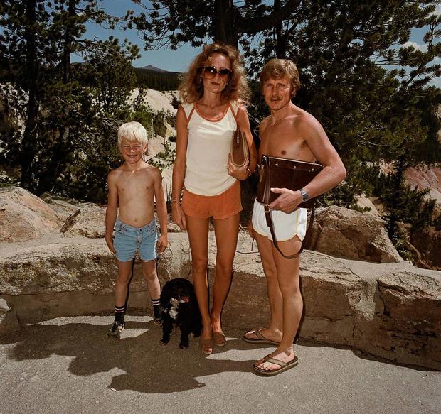 couple-with-boy-dog-yellowstone-national-park-wy-19801.jpg 
