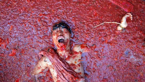 Giant tomato fight erupts in Spain 
