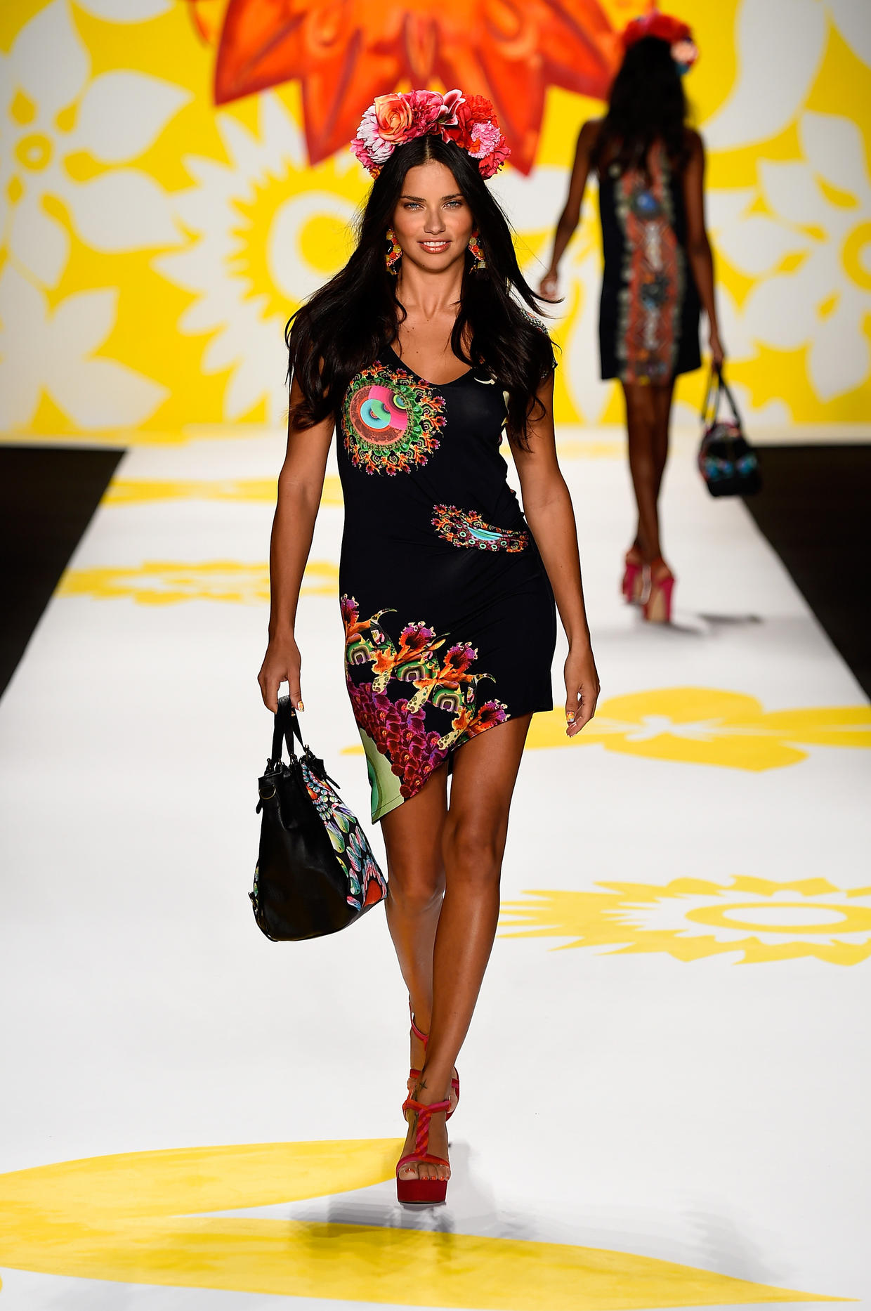 Fashion began. Desigual подиум. Adriana Lima Runway. Необычная красивая одежда. Lima Fashion производитель фирма.