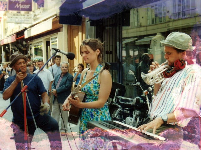 madeleine-peyroux-busking-rue-de-buci-paris-02.jpg 