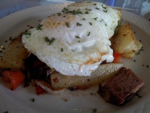 Cafe Casse Croute_ Corned Beef Hash 