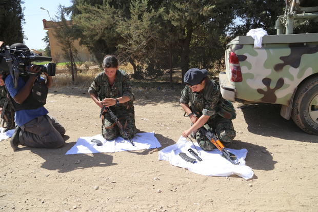 12-omar-omarkurdish-female-fighters-clean-their-weapons.jpg 