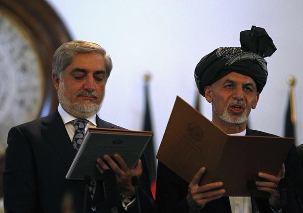 Afghanistan's new President Ashraf Ghani Ahmadzai (R) and Afghanistan's Chief Executive Abdullah Abdullah take the oath 