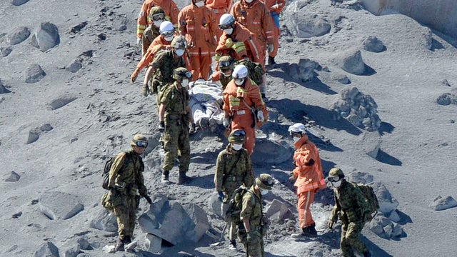 2014-09-28t054322z1236439766gm1ea9s11fm01rtrmadp3japan-volcano.jpg 