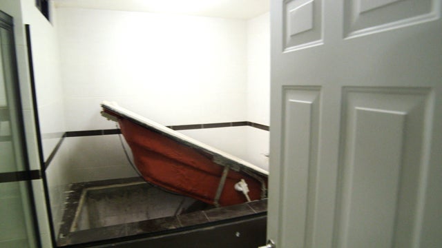 bathtub-escape-hatch.jpg 