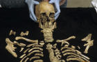 kennewick-man-skeleton-handler-promo.jpg 