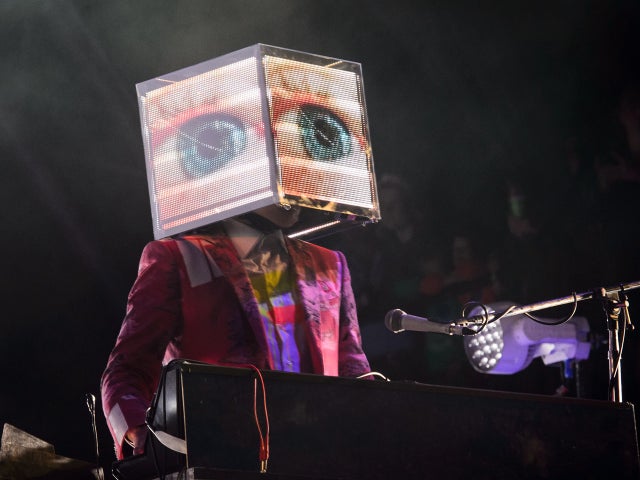 arcade-fire-boxhead-451336334.jpg 