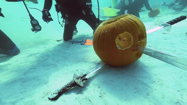 underwater-pumpkin-carving-5.jpg 