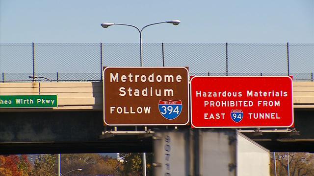 metrodome-signs.jpg 
