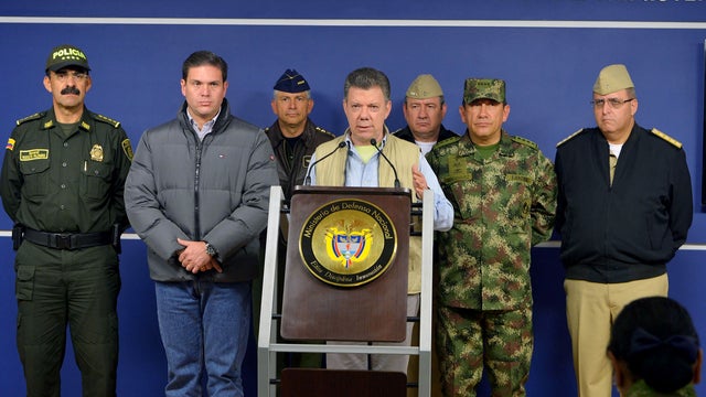 Colombia's President Juan Manuel Santos (C) speaks during a news conference in Bogota, November 16, 2014 