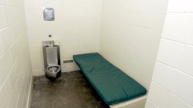 prisontoilet53002286.jpg 