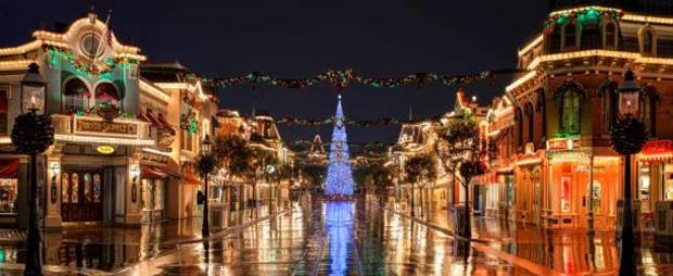 Main_Street_Disneyland_During_The_Holidays 610 header 