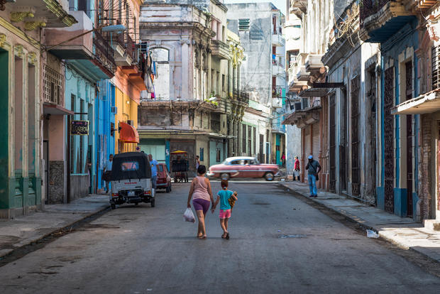 mother-and-daughter-in-centro-habana.jpg 