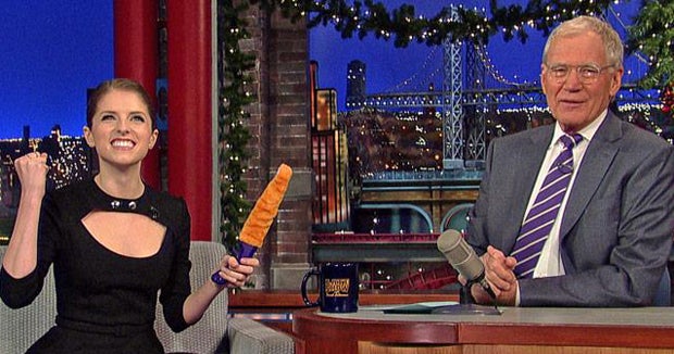 Anna Kendrick makes David Letterman blush on "Late Show" CBS News