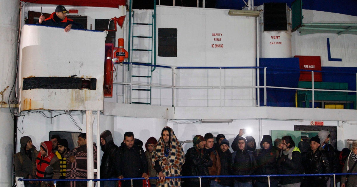 Italy Coast Guard rescues hundreds of migrants abandoned by smugglers ...