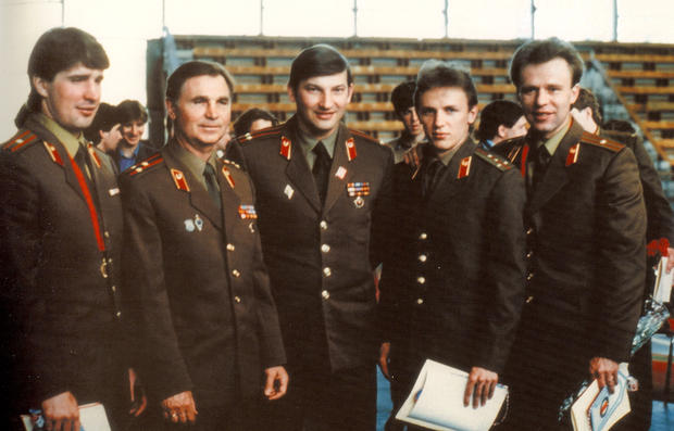 members_of_the_red_army_team_with_coach_tikhonov__2nd_from_left__and_slava_fetisov__far_right_.jpg.jpeg 