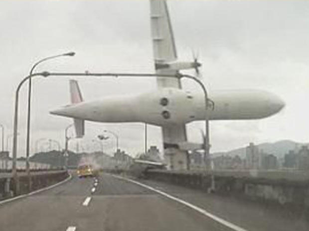 taiwan-plane-crashing.jpg 