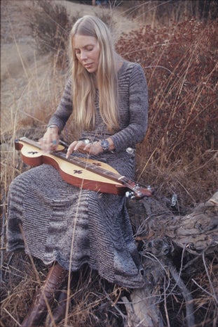 henry-diltz-joni-mitchell-dulcimer-sept-29-1970.jpg 