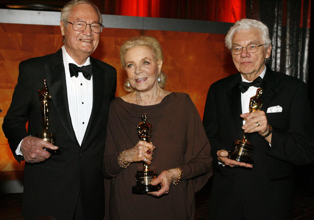 Actress Lauren Bacall, center, cinematographer Gordon Willis, right, and filmmaker Roger Corman pose with their Honorary Oscars at the Academy of Motion Picture Arts & Sciences 2009 Governors Awards in Hollywood, California, Nov. 14, 2009. 