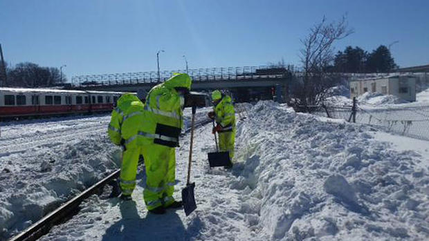 mbta-workers-shoveling 