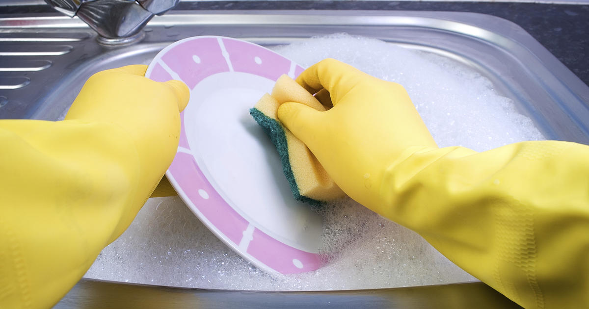 Tips to protect hands from washing dishes