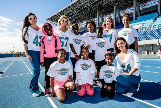 miami-dolphins-cheerleaders-teach-young-girls-dance-and-chants.jpg 