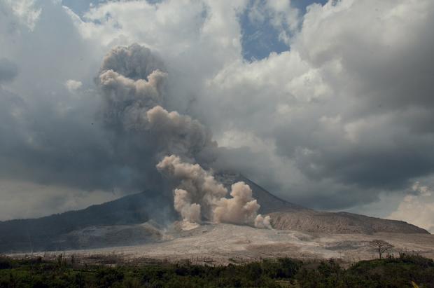indonesian-volcano-continues-to-spewgettyimages463105816.jpg 