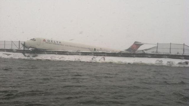 laguardia-airport-delta-plane-skid-crash.jpg 