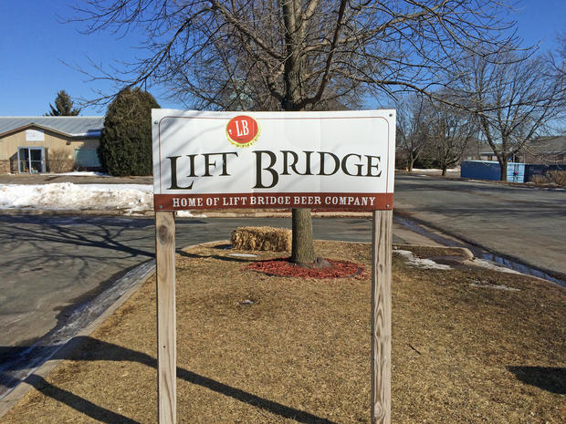 lift-bridge-sign.jpg 