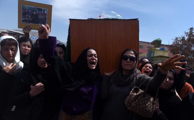 Independent Afghan civil society activist women carry the coffin of Farkhunda, 27, who was lynched by an angry mob in central Kabul 